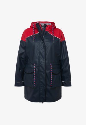 Marine waterdichte jas met rode accenten, capuchon, rits- en drukknoopsluiting, twee voorzakken en gekleurde trekkoorden. Voorzien van witte bies.