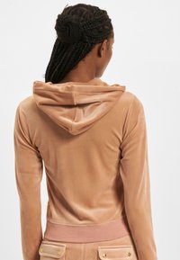 Juicy Couture CLASSIC HOODIE HW - Cipzáras pulóver - cafe au lait
