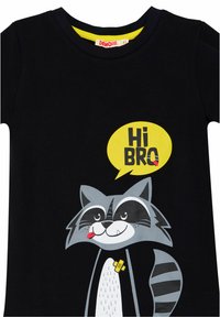 Schwarzes Baumwoll-T-Shirt mit einem Waschbär-Graphic, einer gelben Sprechblase mit "Hi BRO" und einem Verbanddetail auf der Brust des Waschbären.
