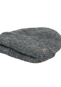 Grijze gebreide beanie gemaakt van zachte stof, met een omgeslagen rand en een klein gouden logoaccent. Geweven patroon overal.