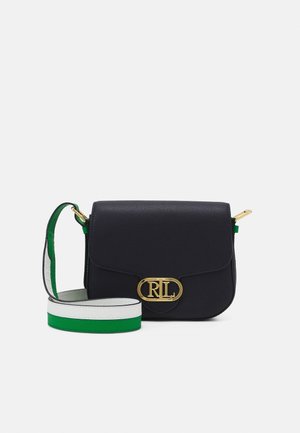 Sac bandoulière en cuir noir avec fermoir logo RL doré et bandoulière amovible rayée verte, blanche et noire sur fond blanc.