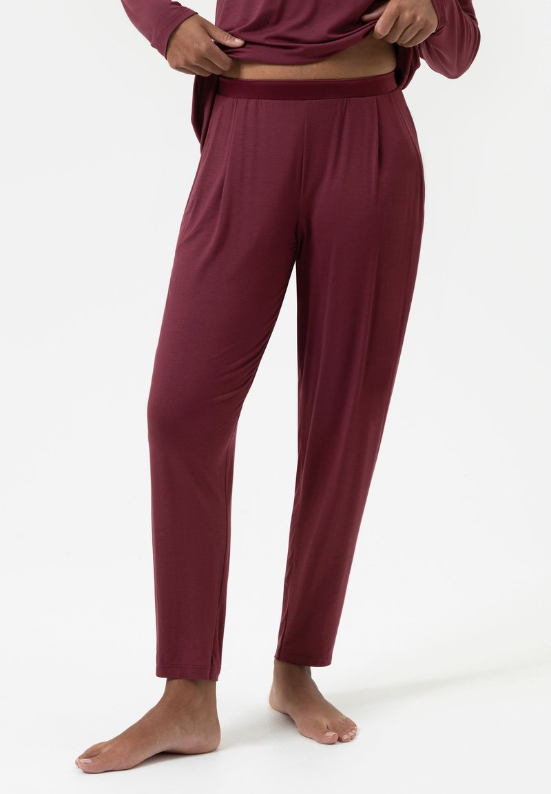 Bordeaux, lichtgewicht, rekbare loungebroek met een aansluitende tailleband en taps toelopende pijpen, met een gladde textuur en zonder zichtbare patronen.