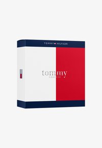 Pudełko prezentowe Tommy Hilfiger w białym i czerwonym designie z granatowym wieczkiem. Srebrny napis "tommy FOREVER" z przodu. Minimalistyczny styl.