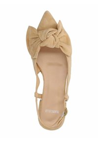 Beige suède schoen met puntige neus, versierd met een geknoopt strikaccent, open zijden en een verstelbare enkelband. Voorzien van een soepele binnenzool.