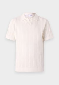 Pólo de malha em branco sujo com um padrão texturizado, mangas curtas, gola clássica e uma bainha ligeiramente canelada.