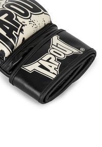 Musta nahkainen nyrkkeilyhanska, jossa valkoinen "TAPOUT"-logo, pehmustettu pinta, ommellut saumat ja taitettu muoto, joka tarjoaa tukea ranteelle.