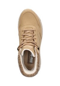 Tan sneaker met een gladde, geperforeerde leren bovenkant, een ronde neus en een zachte binnenvoering. Beschikt over contrasterende vetersgaten en een merkinleg.