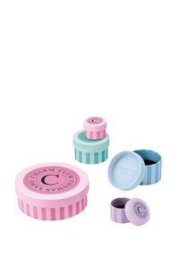 Set aus vier runden Aufbewahrungsboxen in Pastellfarben: Rosa, mintgrün und blau, mit gestreiften Mustern und runden Deckeln mit Logo-Details.