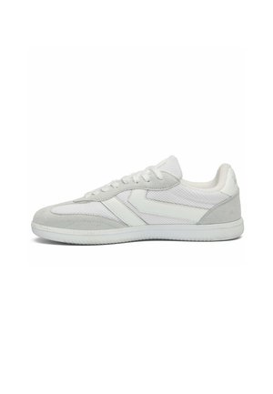 Sneaker bianca bassi con dettagli in suede grigio chiaro, pannelli in mesh, lacci e suola in gomma bianca, vista laterale.