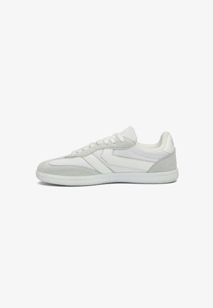 Sneaker bianca bassi con dettagli in suede grigio chiaro, pannelli in mesh, lacci e suola in gomma bianca, vista laterale.