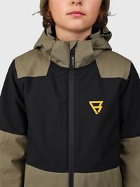 Chaqueta juvenil con un diseño en bloques de color negro y oliva. Fabricada con una tela suave, cuenta con cierre de cremallera y un logo amarillo en el pecho.