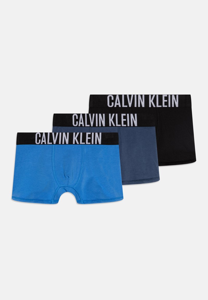 Tre par med herrebokser i blå, mørkeblå og svart. Hver av dem har et bredt svart livband med "CALVIN KLEIN" i hvit tekst.
