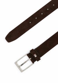 Brauner Wildledergürtel mit silberner Metallschnalle, ausgestattet mit einem Logopatch. Glatte Oberfläche und fünf Löcher zur Anpassung.