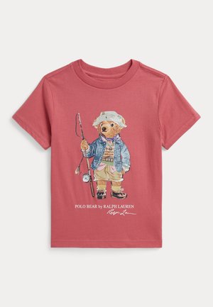 Rød kortærmet børnet-shirt med illustreret bjørn i fiskedragt, der holder en fiskestang, og teksten "Polo Bear by Ralph Lauren" nedenunder.
