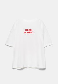 Bela prevelika majica s kratkimi rokavi in rdečim besedilom na sredini z napisom "PREVEČ DOLGA ZA OBVLADOVANJE."