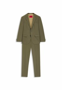 Traje verde oliva que consta de un blazer ajustado con dos bolsillos frontales y pantalones a juego, con forro interior beige y detalles de botones.