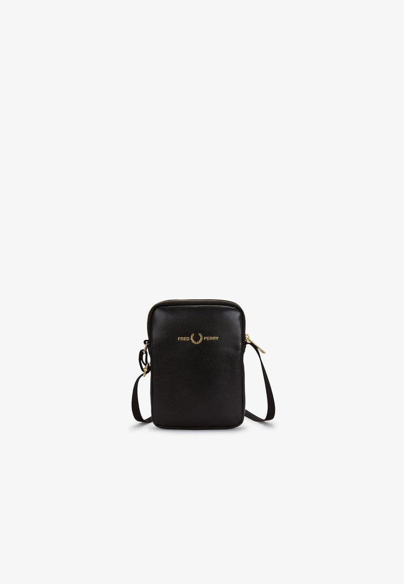 Sac bandoulière rectangulaire en cuir noir avec logo doré "Fred Perry", fermeture éclair et sangle d'épaule réglable sur fond blanc.