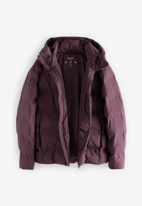 Lilla puffer-jakke med lynlås og hætte. Har et quiltet design og glat tekstur, ideel til varme og komfort.