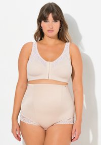 Beige lingerie set met een beha met kantafwerking en een sluiting aan de voorkant, gecombineerd met hooggerokte slipjes versierd met kantaccenten.