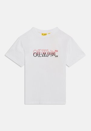T-shirt bianca a maniche corte con testo sovrapposto "Off-White™" nero e rosso stampato sul petto, scollo tondo, su sfondo semplice.