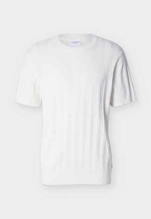 Biały sweter z krótkim rękawem, wykonany z dzianiny z pionowym prążkowaniem, o okrągłym dekolcie, prezentowany na jednolitym jasnoszarym tle.