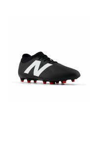 Svart fotbollssko med en strukturerad yta, vit "N"-logotyp, svart mesh-krage och röda dubbar på sulan för grepp på gräs.