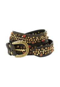 Cintura in pelle nera con fibbia in ottone antico, decorata con borchie dorate e impreziosita da elementi triangolari e rotondi rossi, avvolta su sfondo bianco.