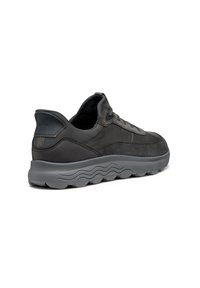 Sneaker in pelle grigia e suede con punta arrotondata, accenti testurizzati e suola intermedia ondulata. Presenta un design con lacci e colletto imbottito.