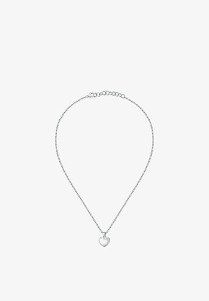 Zilveren ketting met een klein hartvormig hangertje in het midden, voorzien van een sluiting en verstelbare schakels, op een witte achtergrond.