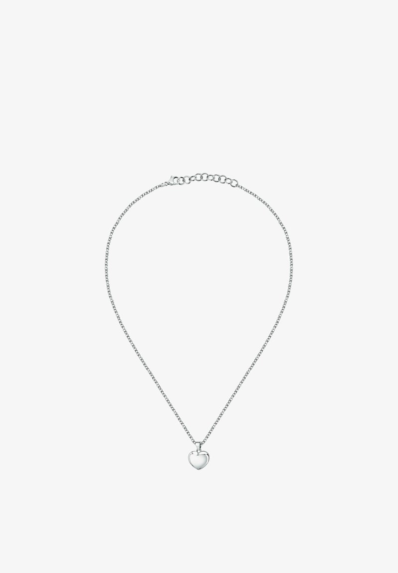 Collier chaîne en argent avec un petit pendentif en forme de cœur centré, équipé d'un fermoir et de maillons réglables sur fond blanc.