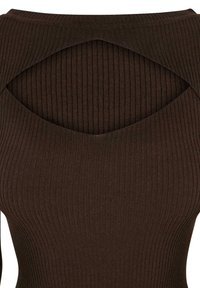 Haut en maille côtelée marron foncé avec une découpe en forme de losange sous l'encolure large.