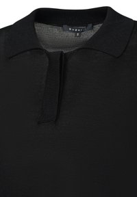 Schwarzes Polohemd mit klassischem Kragen, aus strukturiertem Stoff und mit einer schmalen Knopföffnung am Hals. Etikett trägt "bugatti", Größe S.