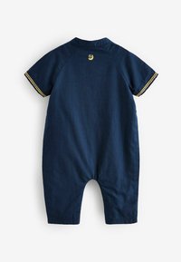 Combinaison short bleu marine à manches courtes avec bordure dorée aux poignets et petit renard brodé en or sur le haut du dos.