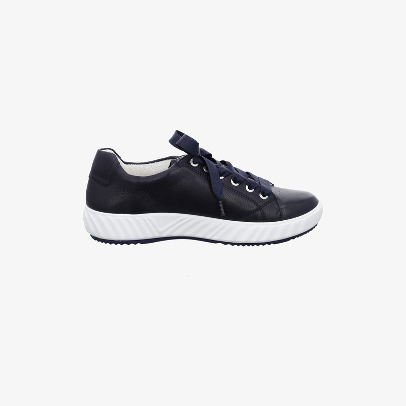 Schwarzer Leder-Sneaker in niedriger Ausführung mit weißer, strukturierter Sohle und breiten, marineblauen Schnürsenkeln, die zu einer Schleife gebunden sind, Seitenansicht vor weißem Hintergrund.