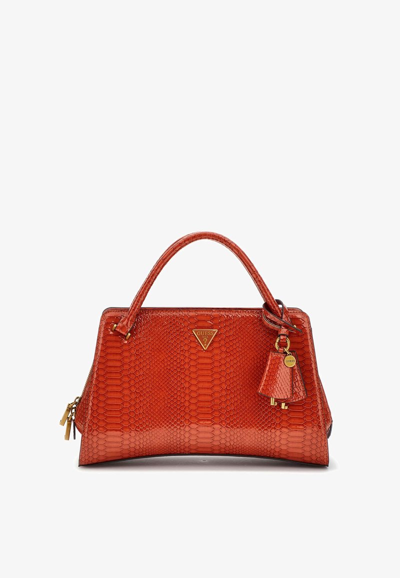 Borsa a tracolla rossa con texture e motivo in pelle di serpente, placca logo dorata e un piccolo charm decorativo. Dotata di manici robusti e curvi e chiusura con zip.