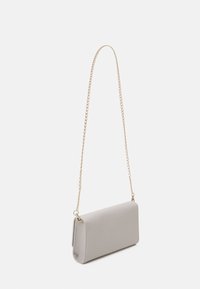 Borsa a tracolla in ecopelle grigia con catena, forma rettangolare, texture liscia e dettagli con patta piegata.