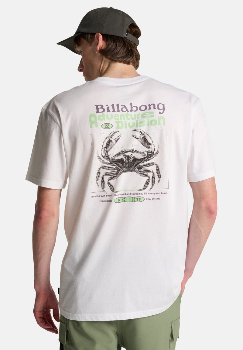 Λευκό βαμβακερό t-shirt με γραφικό μαύρου καβουριού και κείμενο σε μωβ και πράσινο στην πλάτη. Στρογγυλή λαιμόκοψη και κοντά μανίκια.