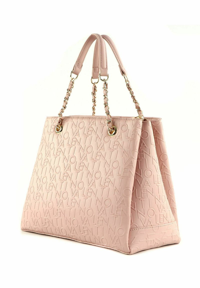Bolso de mano rosa claro con patrón de logo en relieve, forma rectangular estructurada, asas dobles con acentos de cadena y un acabado texturizado.