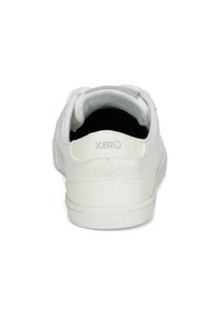 Vita sneakers med en texturerad kanvasöverdel, en vadderad krage och en gummisula. "XERO"-logotypen är präglad på hälen.