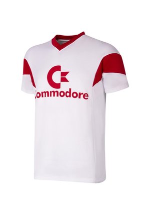Weißes Trikot mit roten Akzenten, V-Ausschnitt und kurzen Ärmeln. Zeigt ein großes rotes "Commodore"-Logo auf der Vorderseite. Hergestellt aus weichem Material.