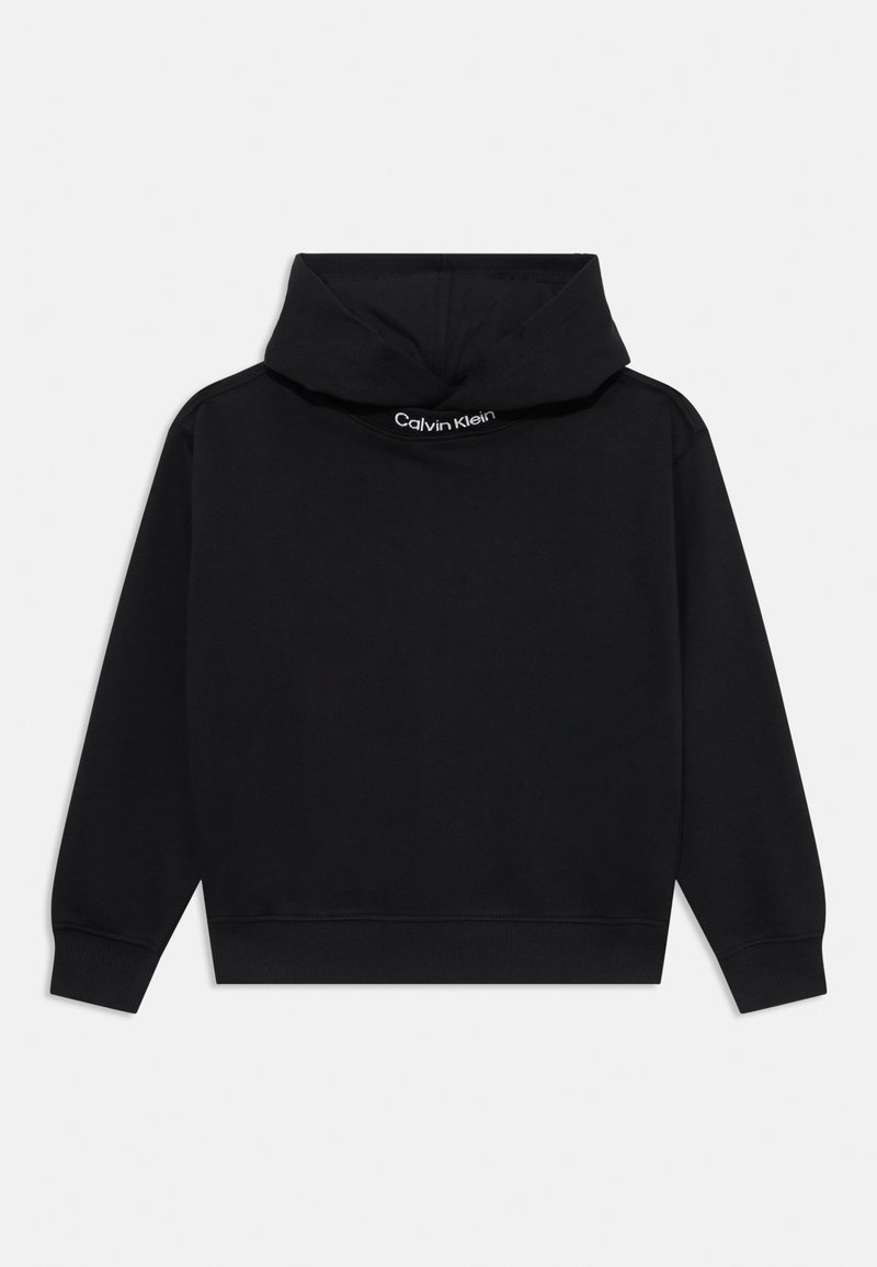 Hoodie noir en mélange de coton, avec une poche kangourou à l'avant, des poignets côtelés et un logo sur la capuche. Design simple et minimal.