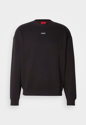 Fekete pamutkeverék pulóver, kerek nyakú, lecsúszott vállú, és egy kis fehér "HUGO" logóval a mellkasán.