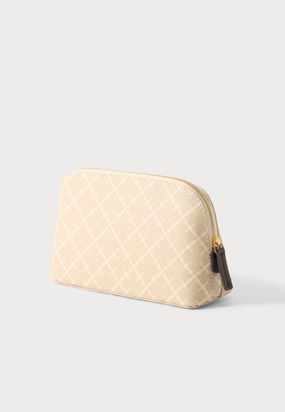 Μπεζ καλλυντική θήκη με υφή και μοτίβο ρόμβου, με χρυστό φερμουάρ και καφέ λεπτομέρεια στη μία πλευρά, παρέχοντας ένα συμπαγές σχέδιο για αποθήκευση.