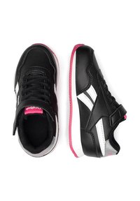 Czarne dziecięce sneakersy Reebok z białymi paskami, różowymi akcentami, zapięciem na rzepy oraz różowymi podeszwami, zaprezentowane z widokiem z góry i z boku.