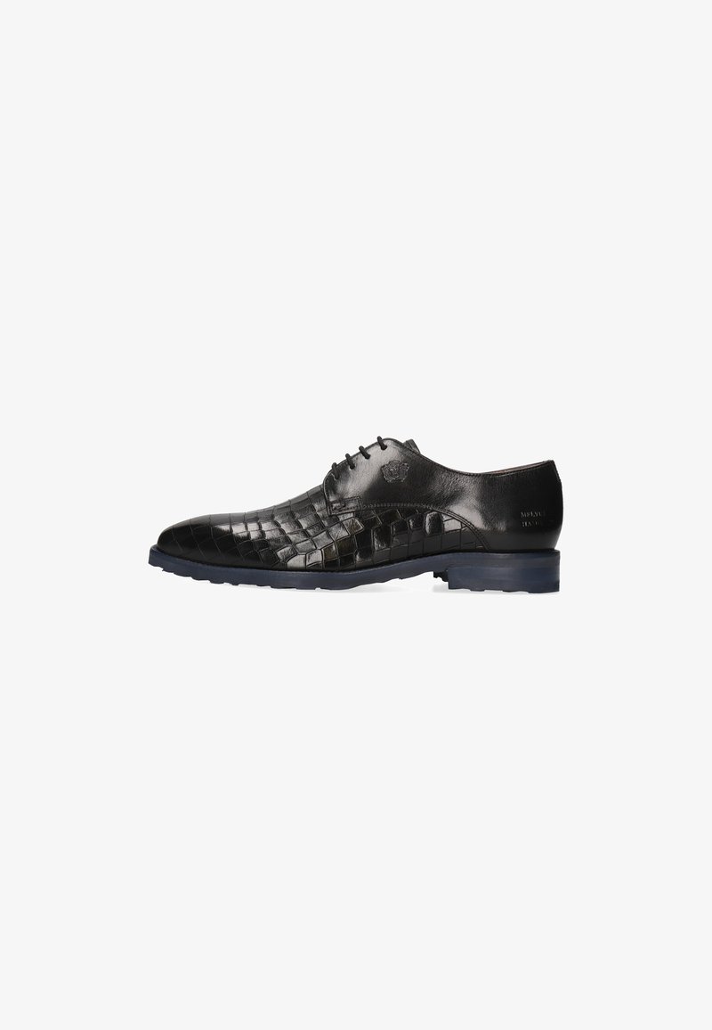 Chaussure habillée en cuir pour homme noire avec motif crocodile, avant à lacets, talon bas et logo embossé sur le côté.