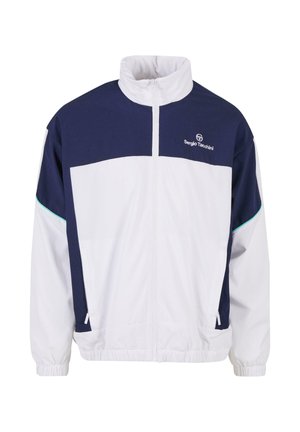 Biała i granatowa kurtka przeciwdeszczowa z wysokim kołnierzem, pełnym zamkiem z przodu, elastycznymi mankietami i bocznymi kieszeniami. Posiada logo marki na piersi.