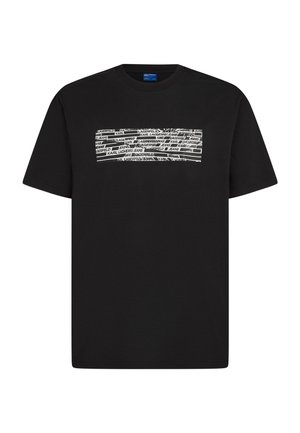 Camiseta negra de manga corta con cuello redondo y un gráfico rectangular blanco que presenta el texto repetido "KARL LAGERFELD JEANS" en fuentes variadas.