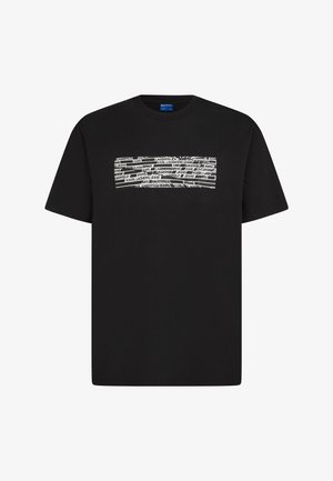 Crna majica s kratkim rukavima i okruglim izrezom, sa bijelim pravokutnim grafičkim prikazom na kojem se ponavlja tekst "KARL LAGERFELD JEANS" u različitim fontovima.
