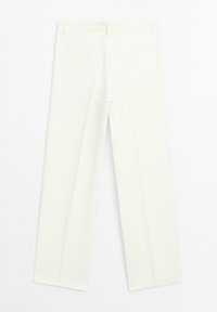 Weiße, weit geschnittene Hose aus strukturiertem Stoff. Verfügt über zwei Gesäßtaschen und einen taillierten Bund mit Gürtelschlaufen.