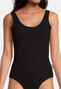 Maillot de bain noir une pièce avec un motif texturé, décolleté scoop et larges bretelles. Il présente une petite étiquette de marque sur le côté.